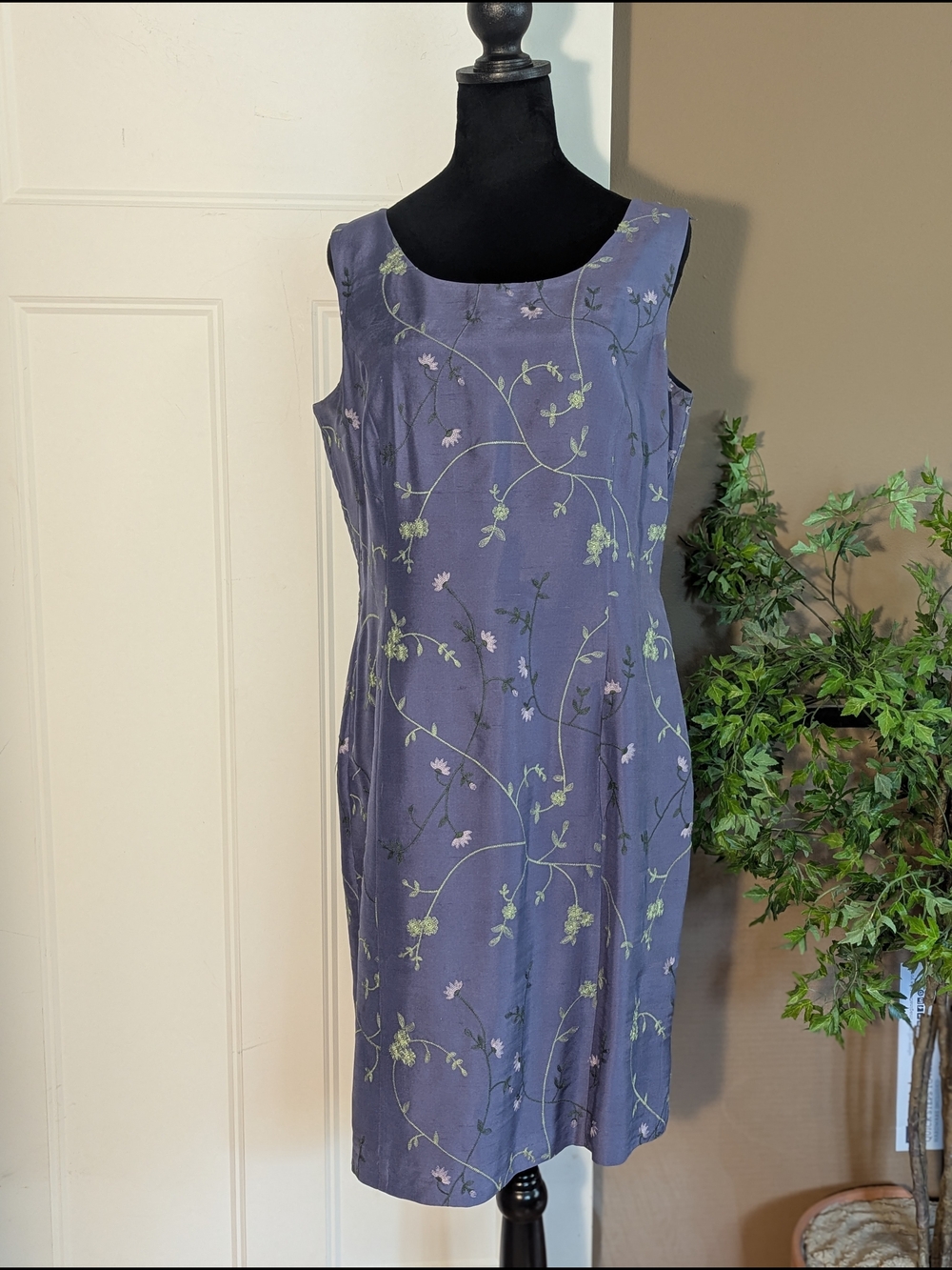 Sleeveless Dusty Lavender Floral Midi Dress. Size 10. 100% Silk.